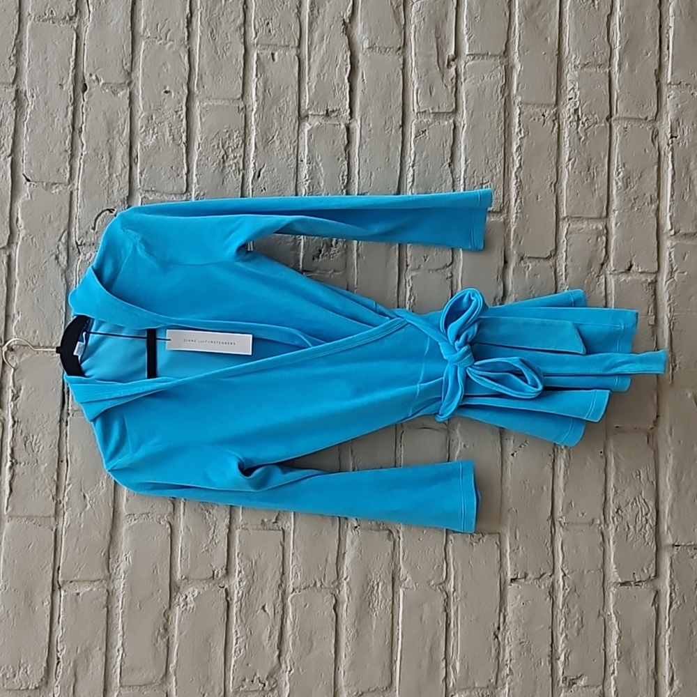 Diane Von Furstenberg Lightweight short bathrobe w/ pockets and hood